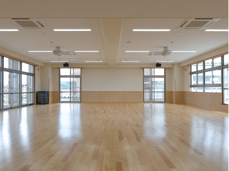 木のぬくもりを感じる保育園遊戯室