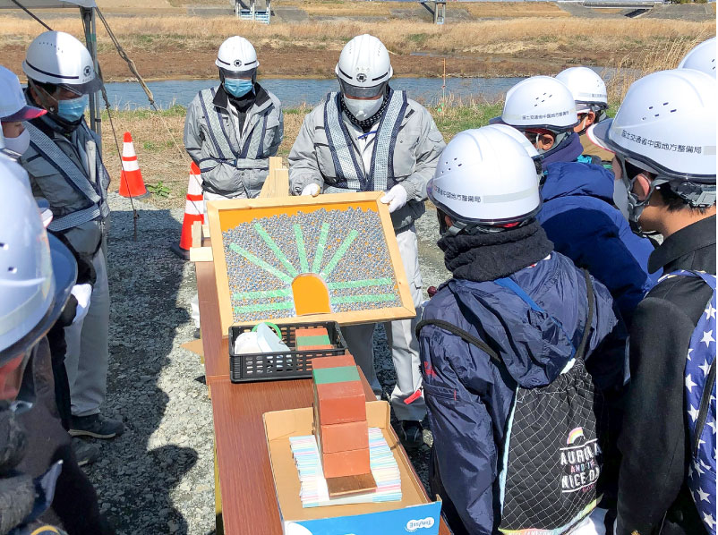 現場見学会に地元の小学生を招待