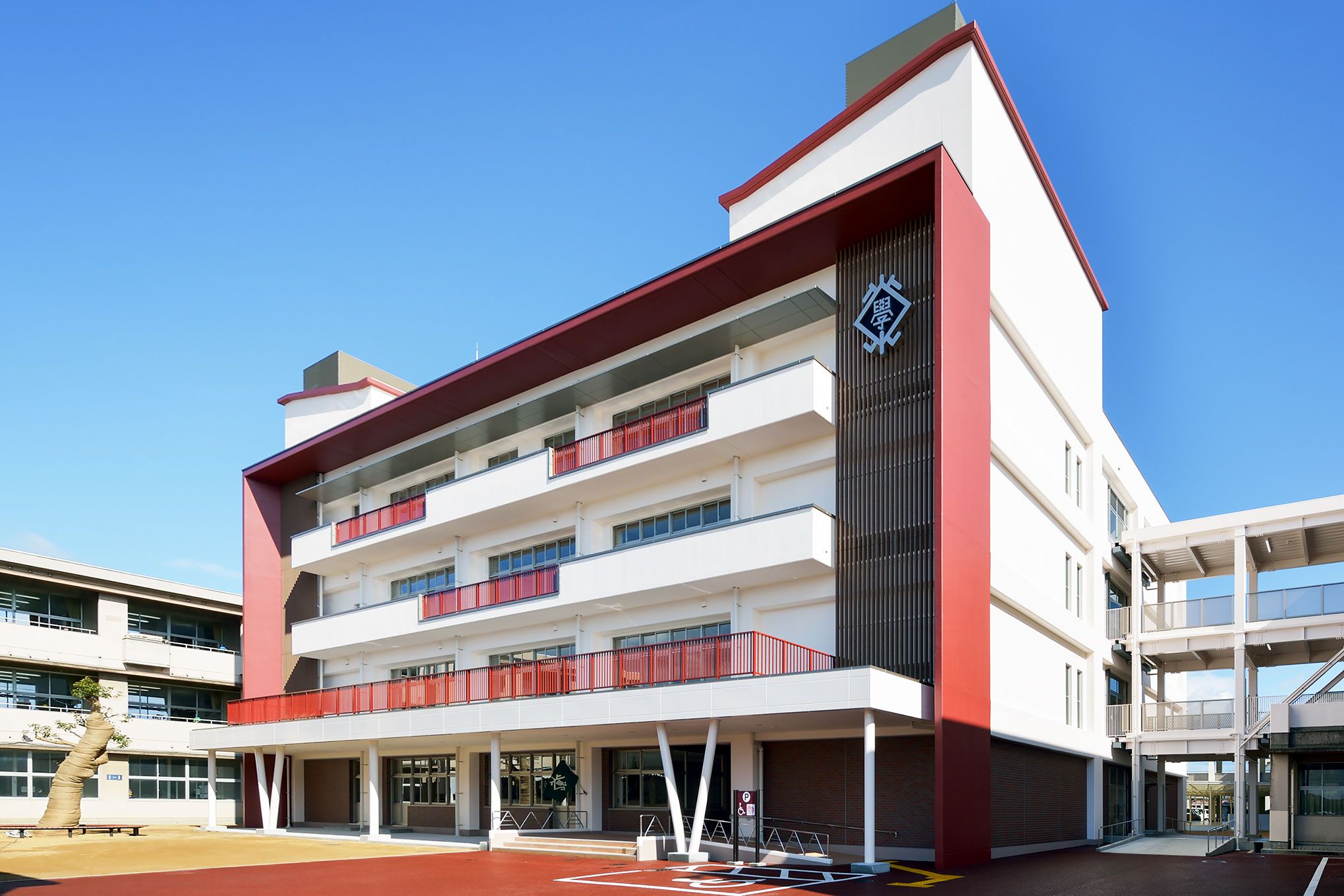 倉敷市立茶屋町小学校校舎南西側全景