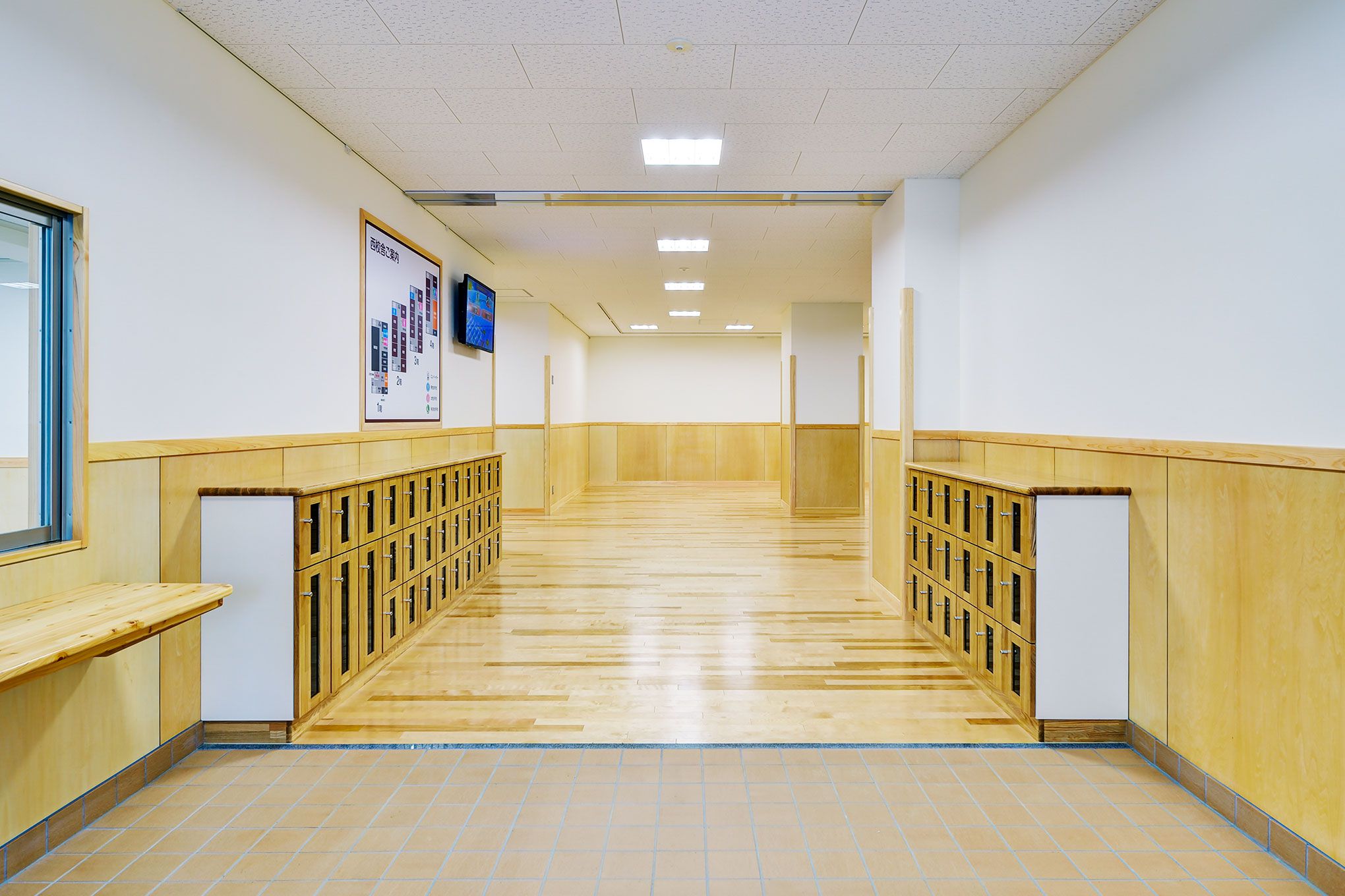 倉敷市立茶屋町小学校校舎１F玄関